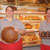 In Merchings Bäckerei Storch versorgen die  Verkäuferinnen die Kunden mit frischen Backwaren.