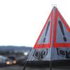 Ein Auto ist gegen ein Hinweisschild auf die Autobahnausfahrt Altenstadt der A7 gefahren. Auto und Schild wurden massiv beschädigt.  