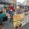 Am Sonntagnachmittag feierten Klimaaktivisten ein Straßenfest auf der vierspurigen Karlstraße in Augsburg.