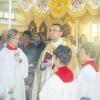 Pfarrer Raffaele Di Blasi segnete vor dem Fronleichnamsgottesdienst den neu restaurierten Prozessionshimmel der Pfarrgemeinde in Winzer. 
