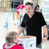 Eberhard Lorenz am "Weste"-Hilfsstand auf dem Münsterplatz. Foto: az