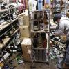 Der Inhaber eines Spirituosengeschäfts räumt nach einem starken Erdbeben in seinem Geschäft auf.