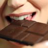 Bei PMS sollten Frauen auf Schokolade verzichten, raten Experten.