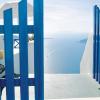 So schön ist Griechenland: blaues Tor, blaues Meer, weiße Häuser. Die Insel Santorin hat das Bild des Landes geprägt.  
