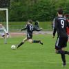 Adrian Würsching (am Ball) tauchte schon nach gut zehn Minuten frei vor Merings Torhüter Schmidt auf, zog hier aber noch vorbei. Später entschied er das Derby zugunsten von Wulfertshausen. 
