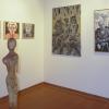 Neue Ausstellung im Studio Rose: Auf dem Foto sind Gemälde von Barbara Manns zu sehen und eine Skulptur von Ute Wild.  	