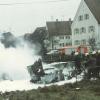 Großer Einsatz nach einem Flugzeugabsturz in Bauhofen im Jahr 1976: Mit Schaummittel löschten die Aktiven der Ziemetshauser Feuerwehr die brennenden Reste des Flugzeugwracks. Dem Weiler war eine Katastrophe erspart geblieben. 