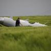 Ein Ultraleichtflugzeug steht in einem Weizenfeld.