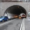Vor dem Harburger Tunnel hat ein Lkw zwei Räder verloren.