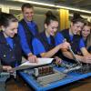 Bei Sortimo schrauben am Girls' Day Carina Kiemeier, Magdalena Wieland, Maria Rieger und Franziska Behrendt von der Zusmarshauser Realschule.