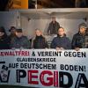 «Pegida»-Chef Lutz Bachmann (Mitte hinten) spricht auf einer Kundgebung in Dresden. Gegen ihn gab es eine Terrordrohung.