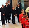 Mit nur zwölf Jahren verliert Prinz Harry seine Mutter. Am 31. August 1997 stirbt die britische Prinzessin bei einem Autounfall in Paris.