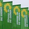 Fahnen der Partei Bündnis 90 Die Grünen sind vor der Inselhalle aufgezogen.