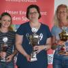Die Gewinner der von Landrat Hubert Hafner gestifteten Pokale sind die Grundschulen Ursberg und Bibertal sowie das St.-Thomas-Gymnasium Wettenhausen, vertreten durch Christina Seitzer, Ute Lechler und Sabine Ocklenburg (von links).