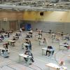 83 Abiturienten schreiben jetzt am Neuburger Descartes-Gymnasium ihre Prüfungen, hier in der großen Sporthalle. 	