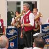 Mit Blasmusik aus Böhmen-Mähren erfreute die Trachtenkapelle Scheppach ihr Publikum bei einer Serenade im neugestalteten Hof der Grundschule. 