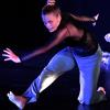 Dunkel und anziehend: Die Choreografie der gebürtigen Kubanerin Maura Morales ist der Höhe- und Schlusspunkt des Abends „TanzGedichte“ im Stadthaus. Das Tanzensemble – vorne im Bild Cecilia Ponteprimo – zeigte bei der Premiere eine starke Leistung. 	