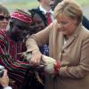 Bei einem Besuch in Liberia bekam Angela Merkel als Gastgeschenk ein Huhn in die Hand gedrückt. 