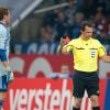 Schiedsrichter Peter Sippel (r) schickt Schalkes Keeper Ralf Fährmann vom Platz.  