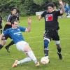 Eine bittere 0:2-Niederlage kassierte Eduard Kiefel (blaues Trikot) mit dem TSV Bobingen gegen den 1. FC Sonthofen.  