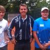 Trainer Stefan Gutser mit den Finalisten der U 18: Jannick Hintze und Dennis Kordick (rechts)