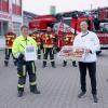 "112 - sei dabei" - das sind die Feuerwehrbrote, mit den die Bäckerei Zinner in den kommenden Monaten Burgaus Feuerwehren unterstützt. Die ersten brachte Justus Zinner nun persönlich zum Burgauer Gerätehaus und übergab sie Kommandant Hans-Peter Merz.