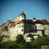 Die Burg des Herrschaftssitzes Burghausen an der Salzach. Von hier aus wurde zumindet eine Zeit lang die Region Mittelschwaben regiert.