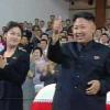 Ein Standbild aus einem Video (Quelle: North Korean Central TV Broadcasting station) zeigt Nordkoreas Machthaber Kim Jong Un in Begleitung seiner Frau in Pyongyang.