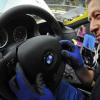 Ein Mann baut in der Produktion im BMW-Werk in Regensburg einen Airbag in das Lenkrad eines Fahrzeugs. BMW hat für Autos der 7er Reihe eine Rückrufaktion gestartet. Archivbild