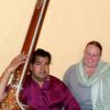 Gabriele und Lakhan Lal Sahu pflegen eine indische Tradition. Sie singen Dhrupad, die klassische indische Musik. Die Begleitung kommt von einer Tambura, einer Langhalslaute. 	