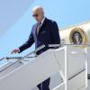 US-Präsident Joe Biden entsteigt der charakteristisch himmelblauen  Air Force One. Der Jumbojet steht nur für den Präsidenten bereit.  