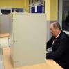 SPD-Kanzlerkandidat Peer Steinbrück in der Wahlkabine eines Wahllokals in Bonn