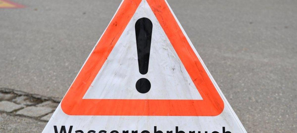 Rohrbruch in Burlafingen: Rund 50 Haushalte aktuell ohne Trinkwasser