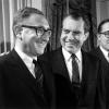 Henry Kissinger 1968 mit dem designierten US-Präsidenten Richard Nixon (Mitte), der ihn zum Sicherheitsberater sowie später zum Außenminister ernannte.  