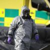 Ermittlungen in Salisbury: Ein Ermittler in Schutzkleidung und Gasmaske untersucht einen möglicherweise kontaminierten Krankenwagen. 