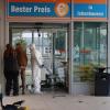 Spezialistinnen und Spezialisten der Polizei schauten sich nach der Sprengung des Geldautomaten am Tatort um - dem V-Markt in Ichenhausen. 