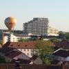 Dieses Foto entstand, kurz bevor der Heißluftballon am Donaucenter vorbeischrammte. Der Journalist Ludger Möllers hat am Dienstag schnell sein Handy gezückt und ihn fotografiert.