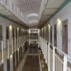 Auch hinter Gittern gibt es Straftaten: Eine 40-Jährige wurde jetzt verurteilt, weil sie ihre Zellengenossin in der Aichacher Justizvollzugsanstalt um fast 6000 Euro betrogen hat. 