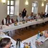 Der bayerische Finanz- und Heimatminister Albert Füracker (links) hat sich in Kaisheim mit Bürgermeistern beziehungsweise deren Stellvertretern aus dem Donau-Ries-Kreis getroffen. Die Konferenz hat der Landtagsabgeordnete Wolfgang Fackler organisiert. 
