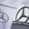 Eine Fahne mit dem Logo der Marke Mercedes-Benz, dem Mercedes-Stern, weht im Wind.