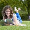 Das Klassenzimmer gegen den Rasen im Park tauschen: Zu Fernunterricht gehören immer auch Selbstlernphasen.