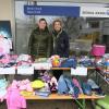 Flohmarkt Steppach erster Verkäufer Tessa Knoll mit Schwester vor Versicherungsbüro