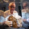 Er hält ein Stück Weltall-Geschichte in Händen: Hansjörg Bayer und der Stein-Meteorit „Blaubeuren“. 30 Kilogramm wiegt der Fund aus Bayers Garten. 	