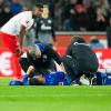 Schalkes Ozan Kabak liegt beim Spiel in Köln verletzt am Boden und muss später ausgewechselt werden.