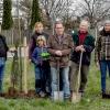 Bei der Pflanzaktion von links: Jürgen Menzel, Carolin Stoll mit Sohn Vincent, Dieter Schleifer, Roland Hitzler und Daniela Zeller.  	