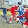 Mehr einem Acker denn einem Fußballplatz glich der Trainingsplatz des SV Mering, auf dem zwei Testspiele über die Bühne gingen. Unser Bild zeigt den Torschützen Anil Zambak (am Ball) gegen den BCA Oberhausen.   