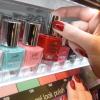 In der Beauty-Abteilung eines Drogeriemarktes in Scheppach wollte eine Jugendliche künstliche Fingernägel stehlen. 