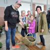 Sie hatten Losglück beim Gartenbauverein: Gärtnermeister Wolfgang Karmann überreichte einen Blumenstock.