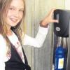 Für die Mädchen der Realschule Maria Stern dürfte Durst ab sofort ein Fremdwort sein: Die Stadtwerke stellten einen Wasserspender in der Schule auf. 