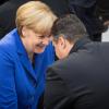 Bundeskanzlerin Merkel (CDU) spricht bei der konstituierenden Sitzung des Bundestags mit dem SPD-Bundesvorsitzenden Gabriel.